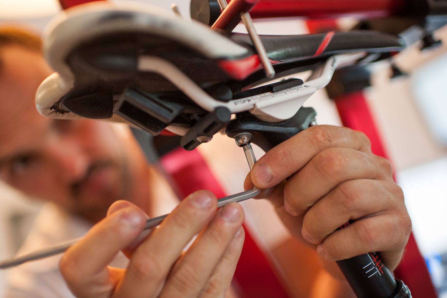 Tijdens de bikefitting leggen we je ideale fietspositie vast. Aan de hand van je ideale fietspositie passen we je huidige fiets(en) aan.